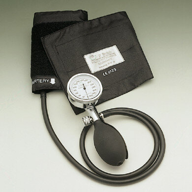 Konstante I Blutdruckmessgerät schwarz im Etui Kunststoff verchromt